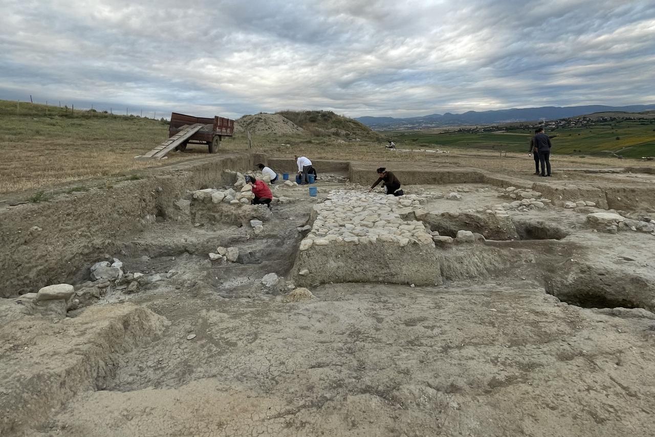 Archaeologists carry out excavation work at Oymaagac Hoyuk in Samsun, Türkiye, where remains of the ancient Hittite city of Nerik are being uncovered in an open trench area. (Photo by Koray Erdogan/Türkiye Today)