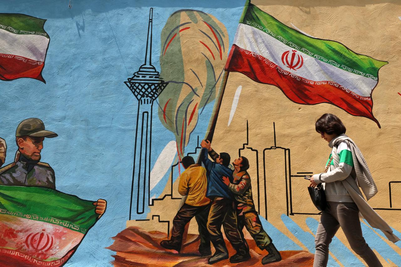 Trump claims Iran 'collapsing financially' 