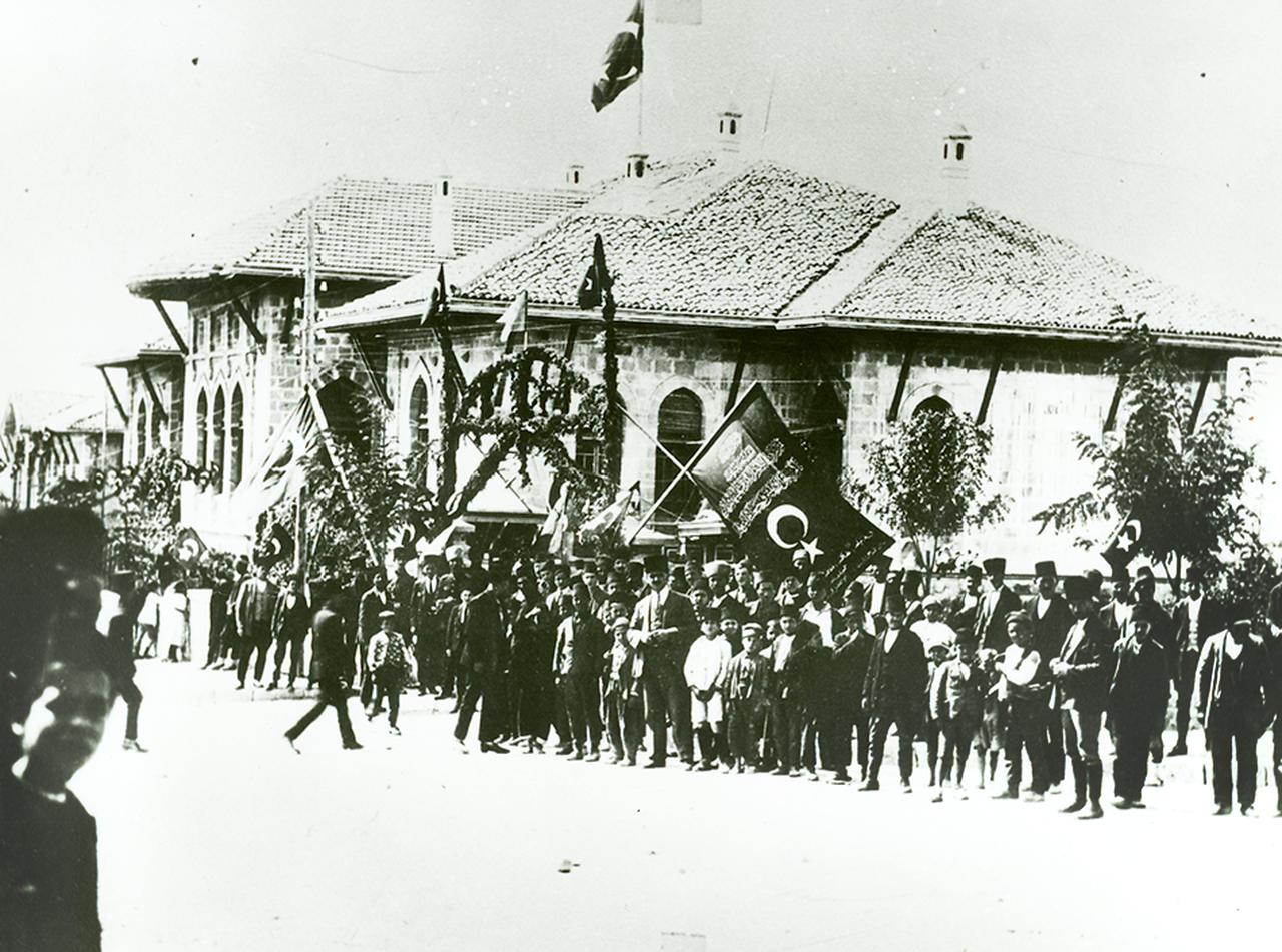 A ceremony in front of the 1st Turkish Grand National Assembly building. (Photo via Koc University)