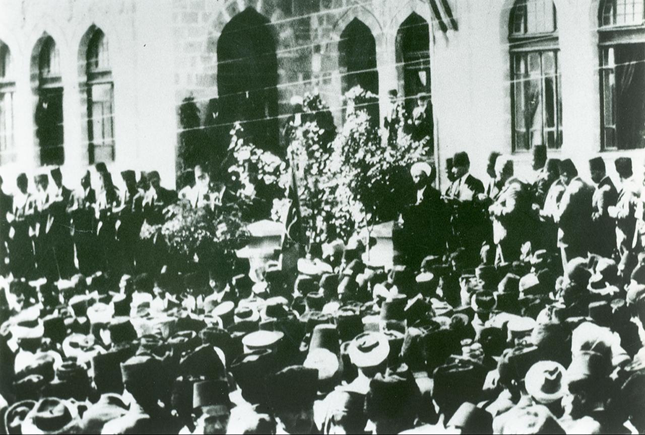 Members of parliament and people gathered together in front of the TBMM on the first day of Ramadan. (Photo via Wikimedia)