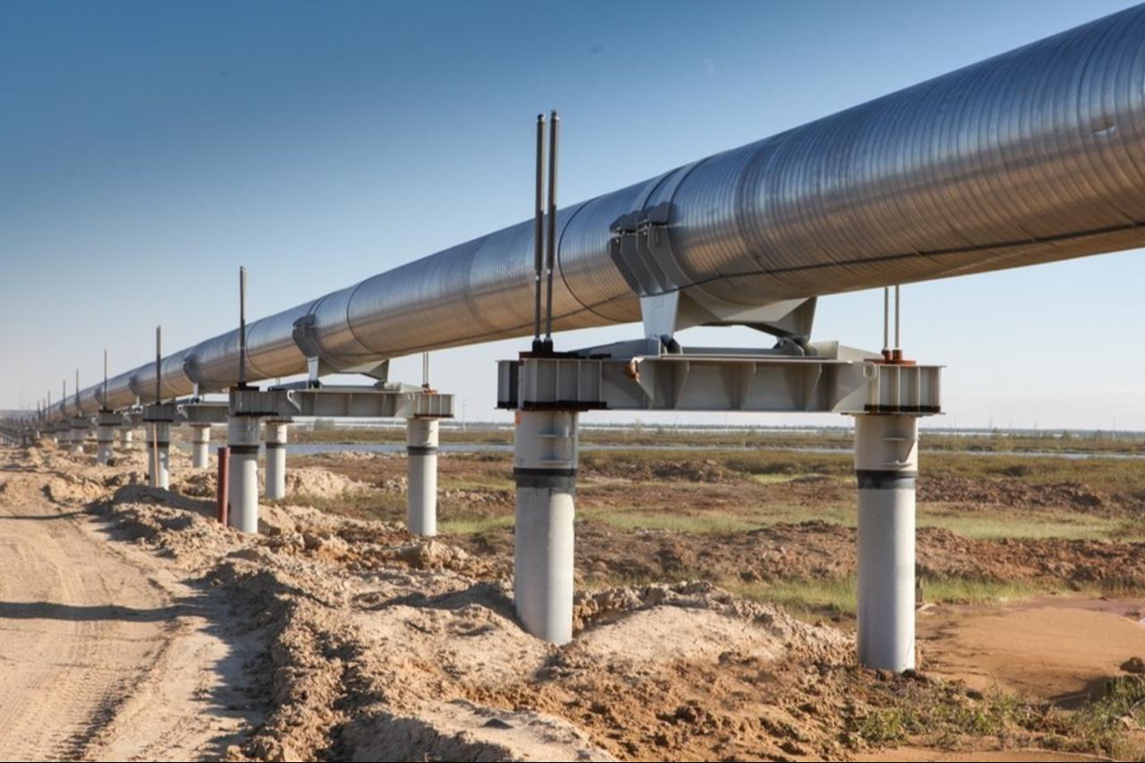 An above-ground section of the Druzhba oil pipeline stretches across open terrain. (Photo via siberia.transneft.ru)