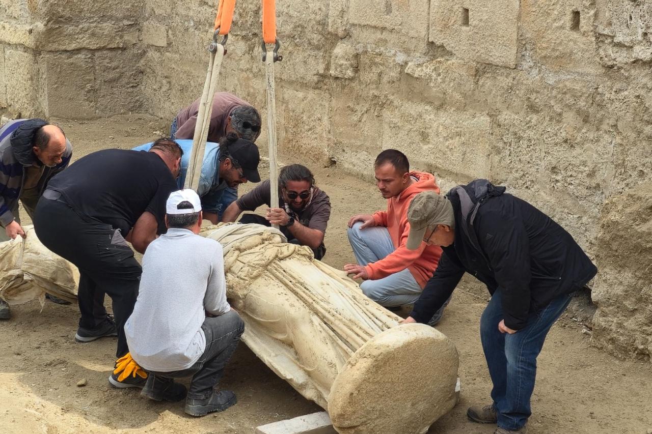 Archaeologists discover giant marble Athena statue in ancient Laodikeia in Türkiye