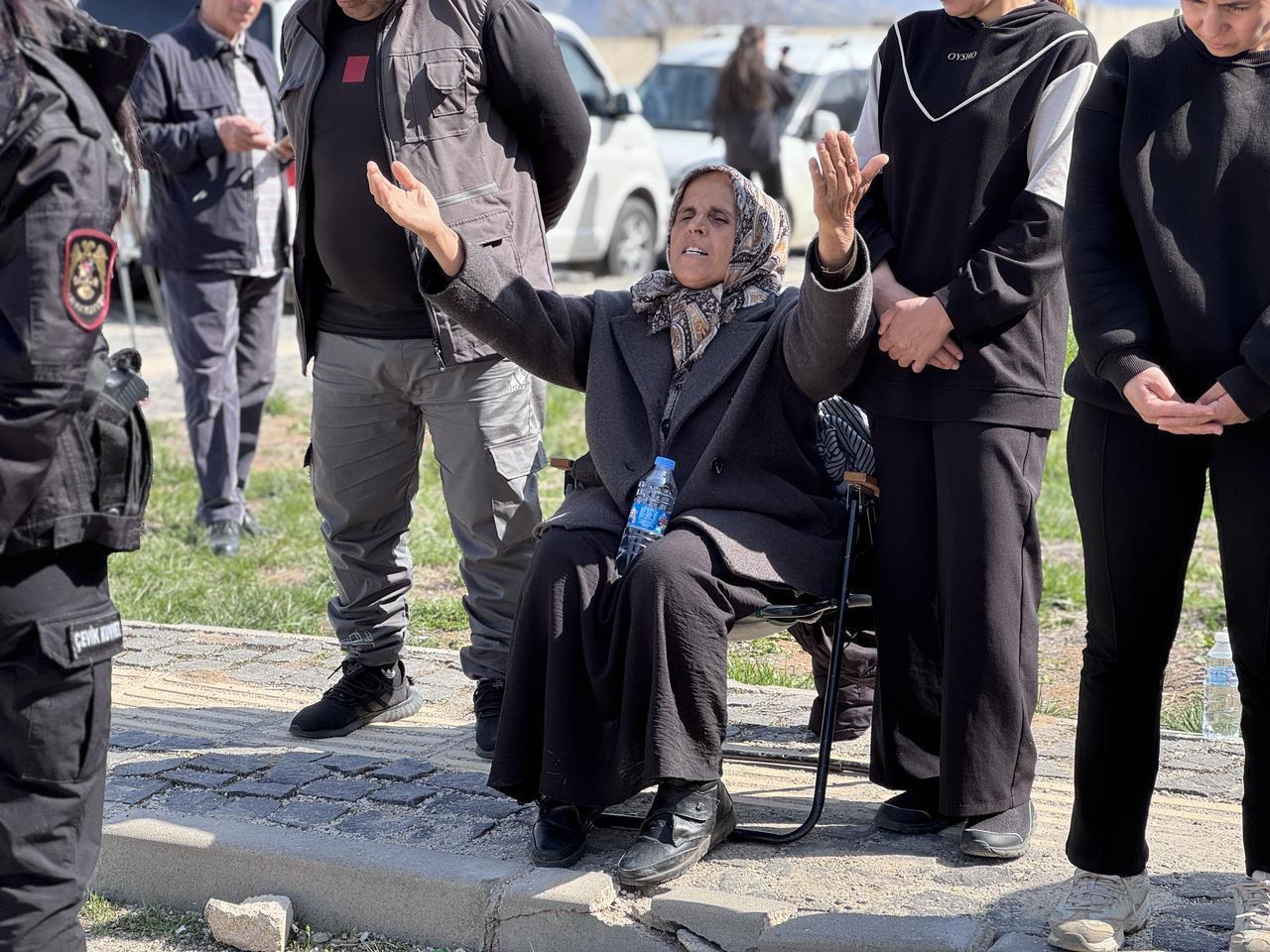 Gulistan Doku's mother confronts newly detained suspects arriving at the courthouse, Tunceli, Türkiye, April 17, 2026. (AA Photo)