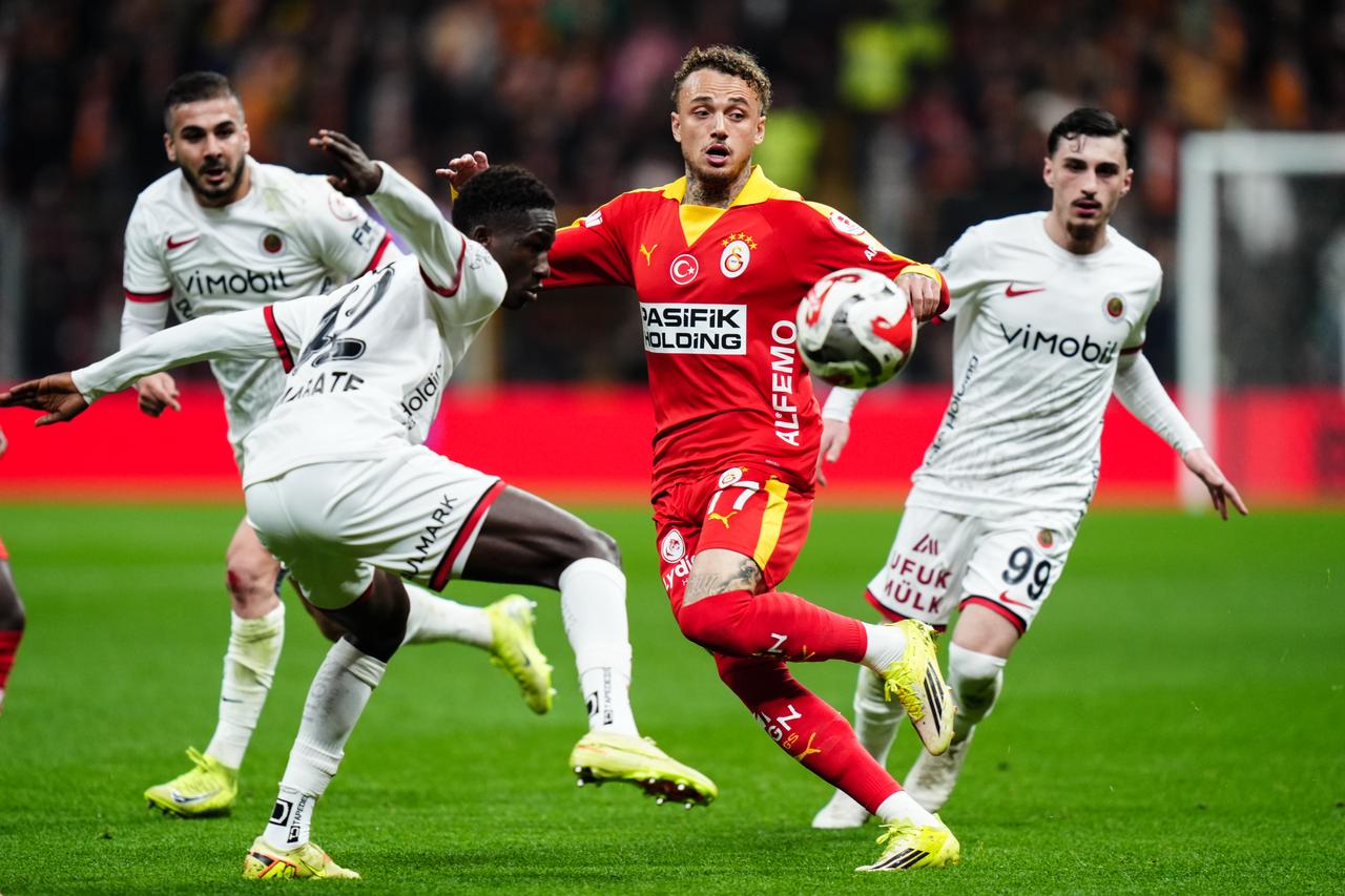 Noa Lang of Galatasaray in action against Ousmane Diabate (42) of Genclerbirligi during the Ziraat Turkish Cup quarter-final match at RAMS Park in Istanbul, Türkiye, April 22, 2026. (AA Photo)