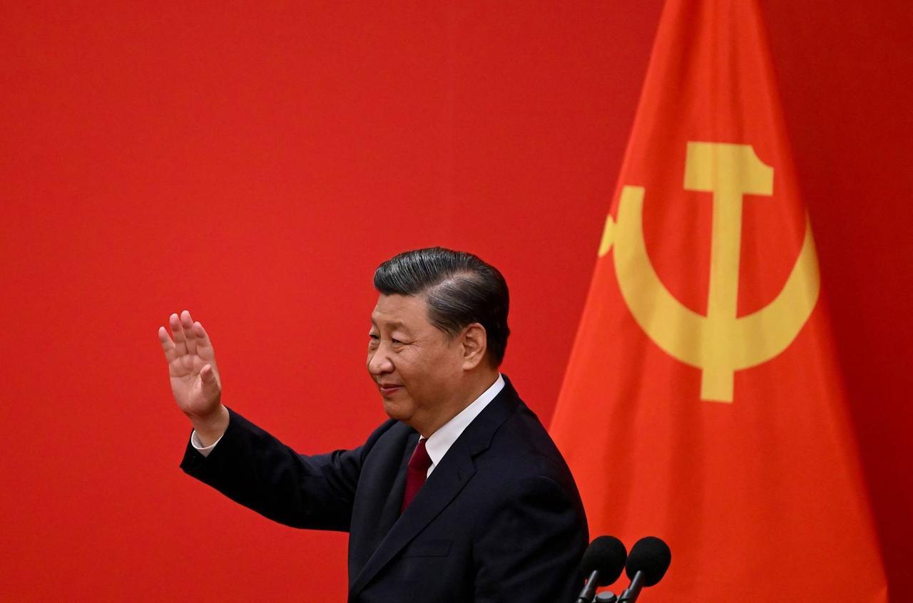 China's President Xi Jinping waves after introducing the members of the Chinese Communist Party's new Politburo Standing Committee, the nation's top decision-making body, in the Great Hall of the People in Beijing, China on October 23, 2022. (AFP Photo)