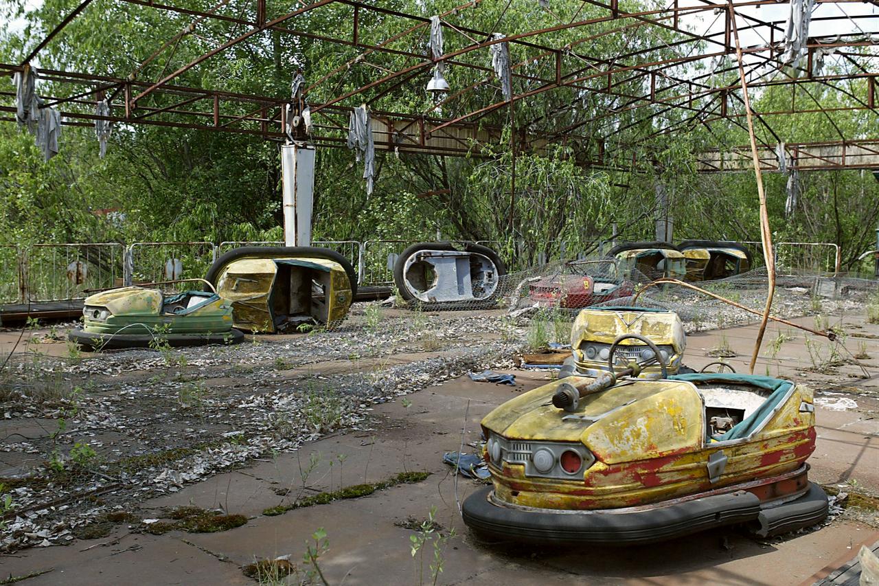 Electrical children's carts are abandoned in the amusement park of the ghost town of Prypyat, adjacent to the Chernobyl nuclear site on May 26, 2003. (AFP Photo)