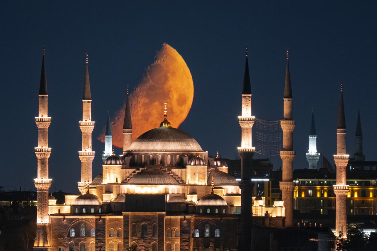 Istanbul weather offers gorgeous sunshine and summer warmth this weekend