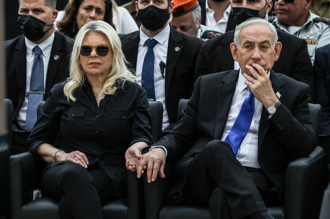 Israel’s Prime Minister Benjamin Netanyahu holds the hand of his wife Sara as they attend a ceremony at the Military Cemetery, Mount Herzl in Jerusalem, April 21, 2026. (AFP Photo)