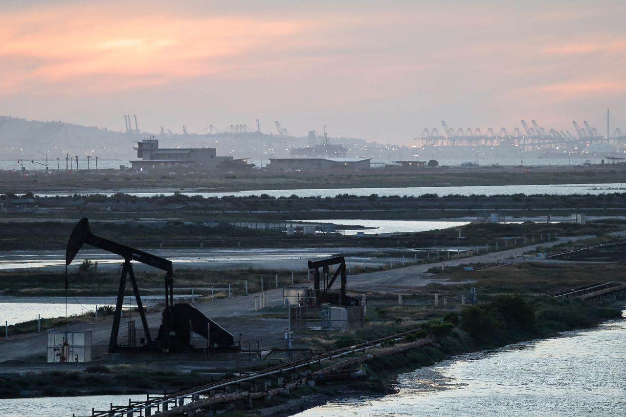 Oil prices climb on simmering Hormuz tensions amid US-Iran standoff