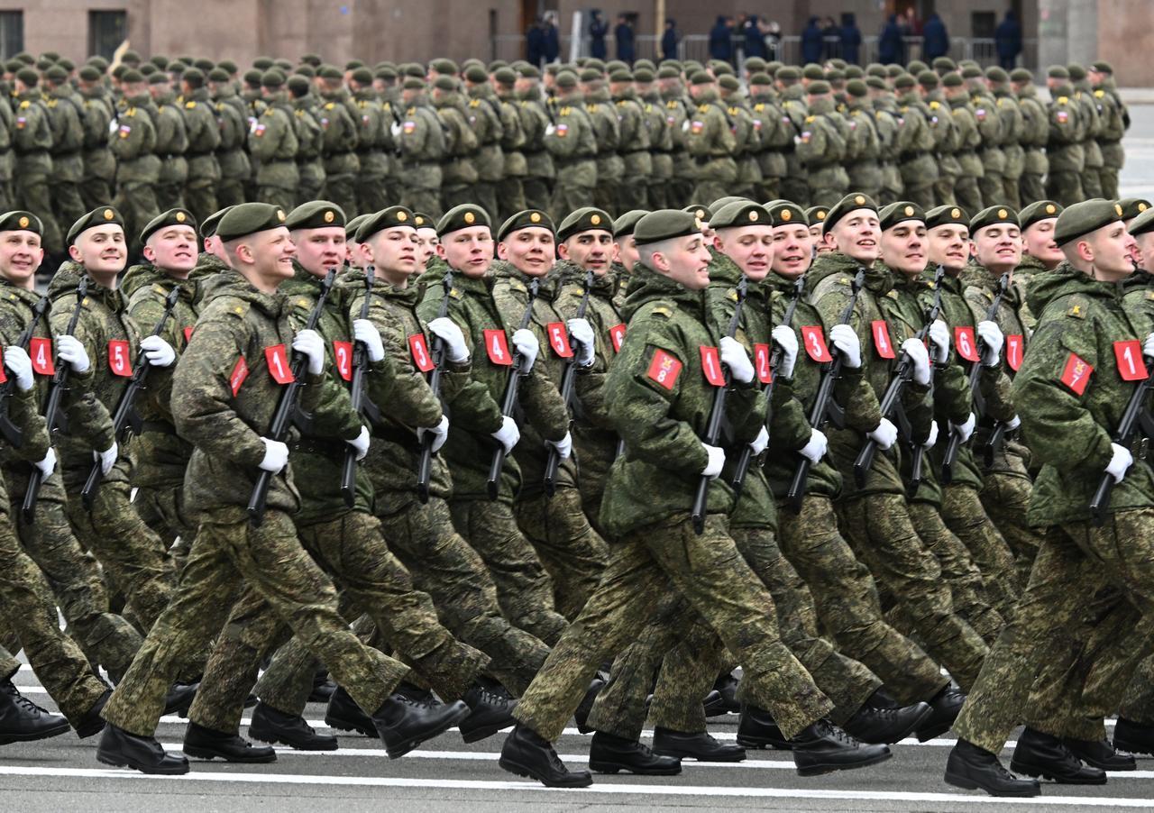 Troops march during a rehearsal for the Victory Day military parade at Dvortsovaya (Palace) Square in Saint Petersburg on April 23, 2026. (AFP Photo)