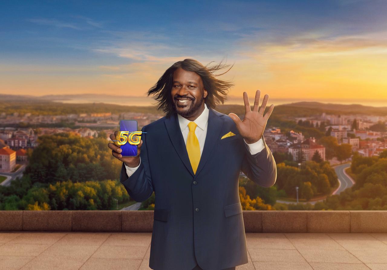 Shaquille O’Neal poses with a smartphone displaying 5G branding during a campaign shoot promoting Türkiye’s next-generation connectivity. (Photo via medya.turkcell.com.tr)