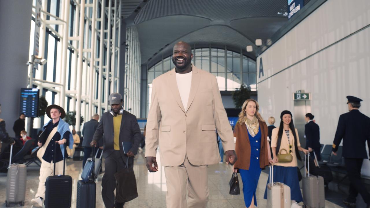 Shaquille O’Neal walks through Istanbul Airport during the filming of a 5G campaign in Türkiye, drawing attention from travelers and media. (Photo via medya.turkcell.com.tr)