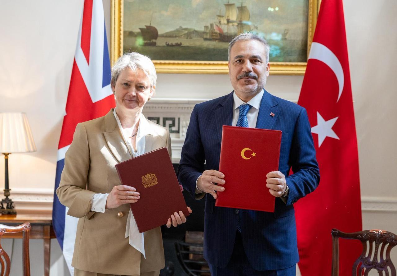 Turkish Foreign Minister Hakan Fidan meets with Secretary of State for Foreign, Commonwealth and Development Affairs Yvette Cooper in London, United Kingdom, April 23, 2026. (AA Photo)
