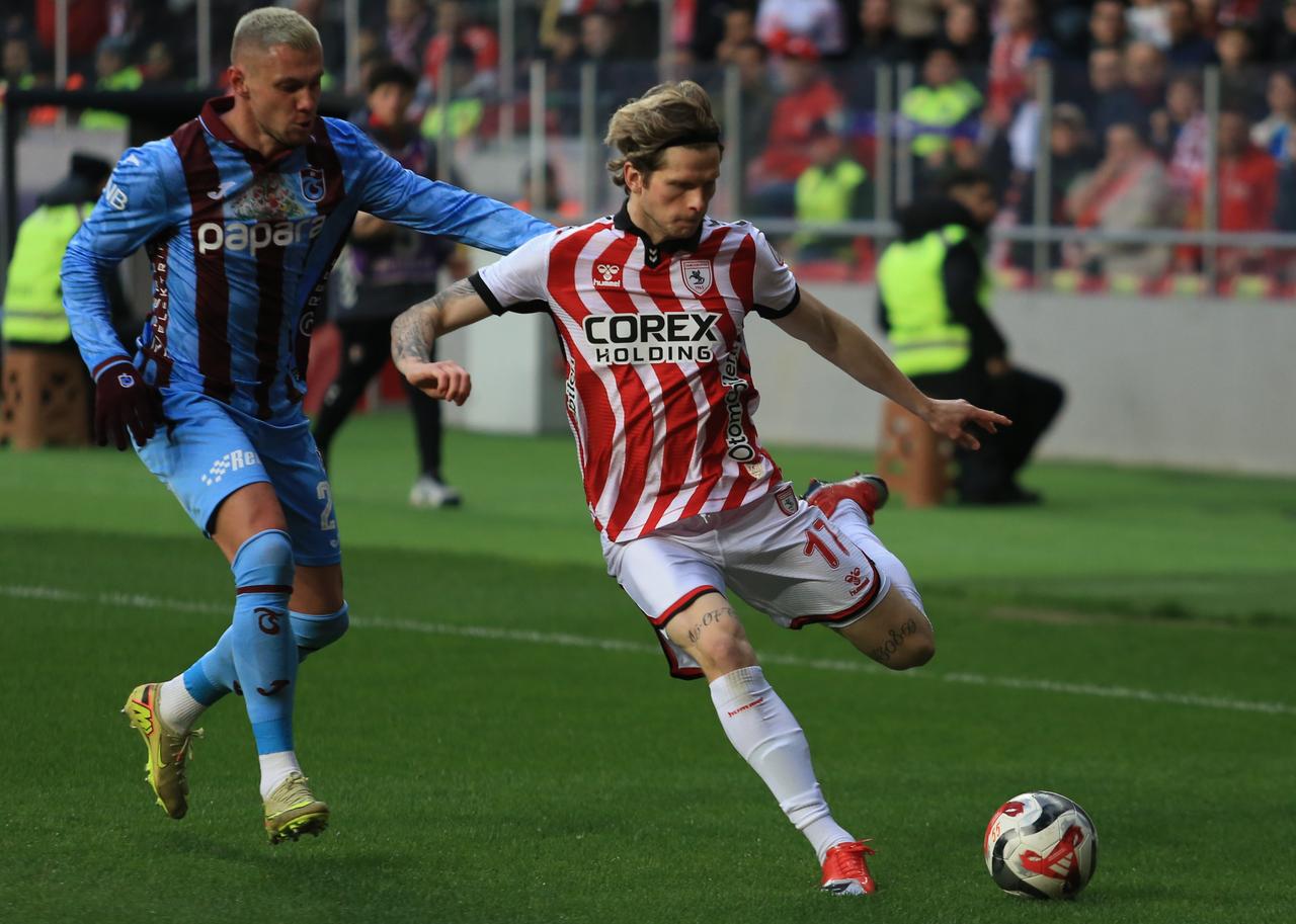 Tomasson (R) of Samsunspor in action during the Turkish Cup quarter-final football match between Samsunspor and Trabzonspor at New 19 Mayis Stadium in Samsun, Türkiye, April 23, 2026. (AA Photo)