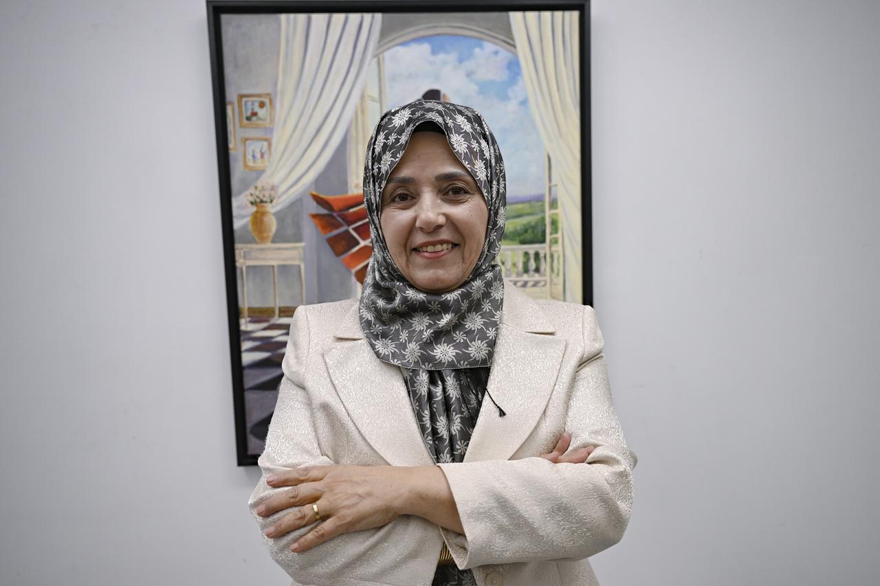 Ankara exhibition explores women’s identity through symbolic, faceless figures