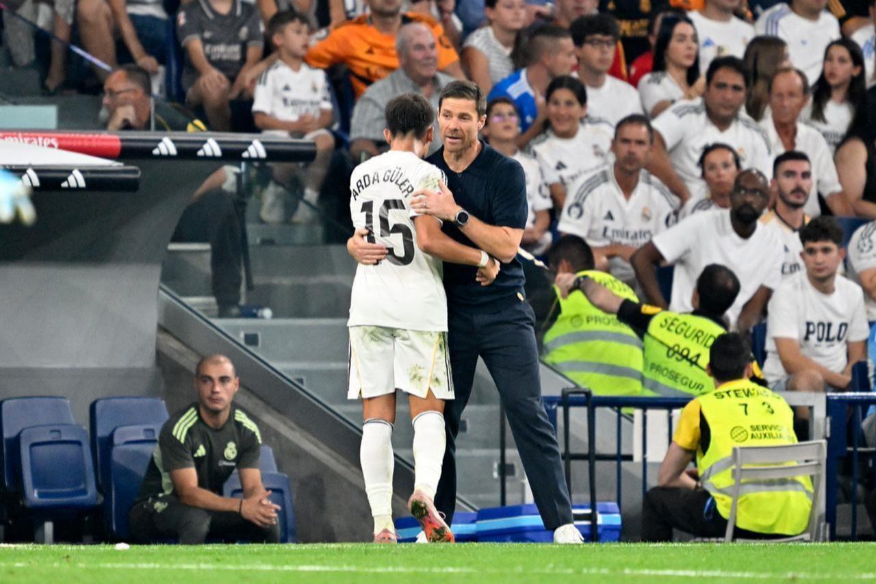 Arda Guler greets Real Madrid coach Xabi Alonso during the La Liga opener against Osasuna at Santiago Bernabeu, August 19, 2025. (AA Photo)