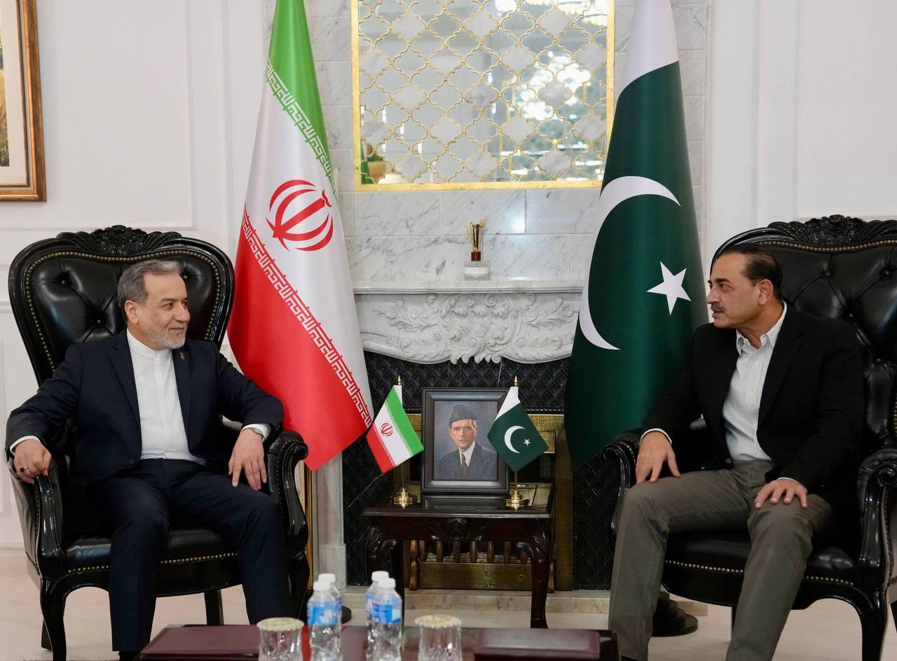Iranian Foreign Minister Abbas Araghchi (L) meets with Pakistani Chief of General Staff Asim Munir (R) amid efforts to revive stalled peace talks between the US and Iran to end their eight-week war, in Islamabad, capital of Pakistan, on April 25, 2026.  (Iranian Ministry of Foreign Affairs / AA Photo)