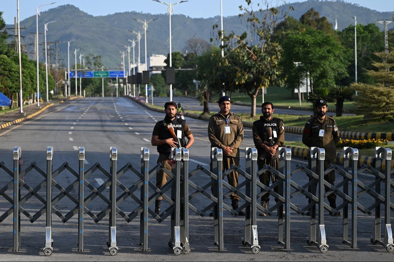 Police officers stand guard near the Serena Hotel, the venue for expected US-Iran talks, in Islamabad’s Red Zone, Pakistan, April 25, 2026. (AFP Photo)