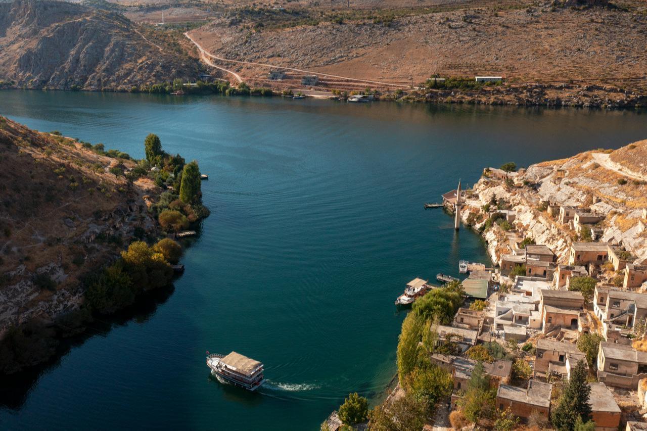 A boat moves along the Euphrates River in Halfeti, a district of Sanliurfa, Türkiye. (Photo via Ministry of Culture and Tourism)