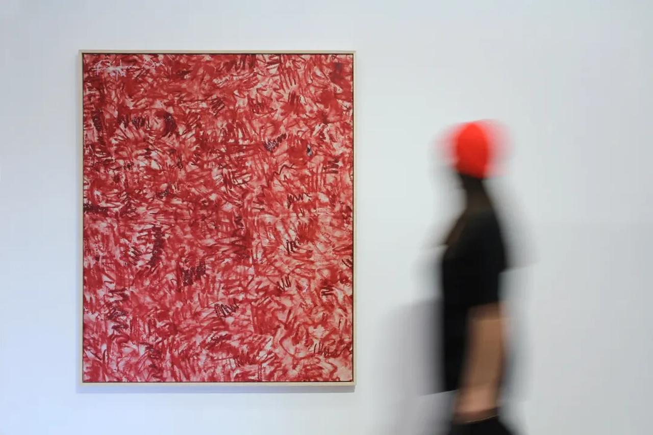 Abstract painting mounted on gallery wall with blurred visitor in motion, Istanbul, Türkiye, April 1, 2026. (Photo via Instagram / @shivazahedgallery)