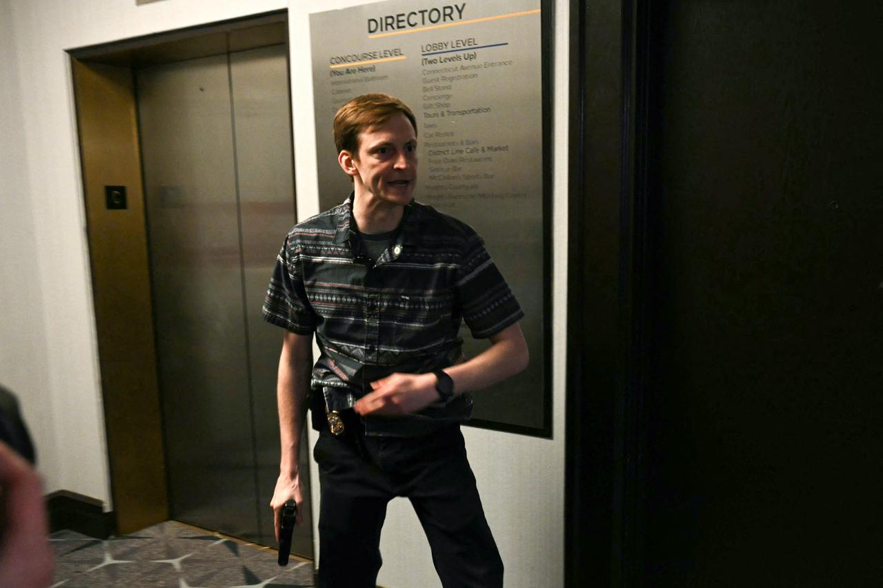 An agent draws his gun after loud bangs were heard during the White House Correspondents' dinner at the Washington Hilton in Washington, DC, on April 25, 2026. (AFP Photo)