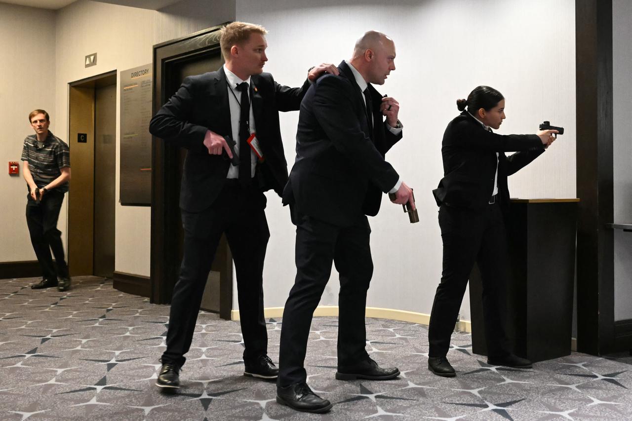 Agents draw their guns after loud bangs were heard during the White House Correspondents' dinner at the Washington Hilton in Washington, DC, on April 25, 2026. (AFP Photo)