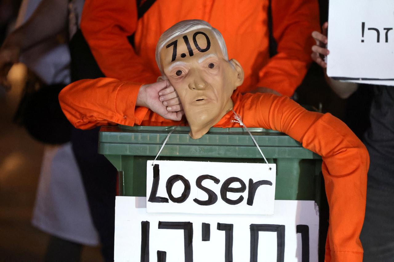 Israel seizes Hungarian flag at protest, citing resemblance to Palestinian colors