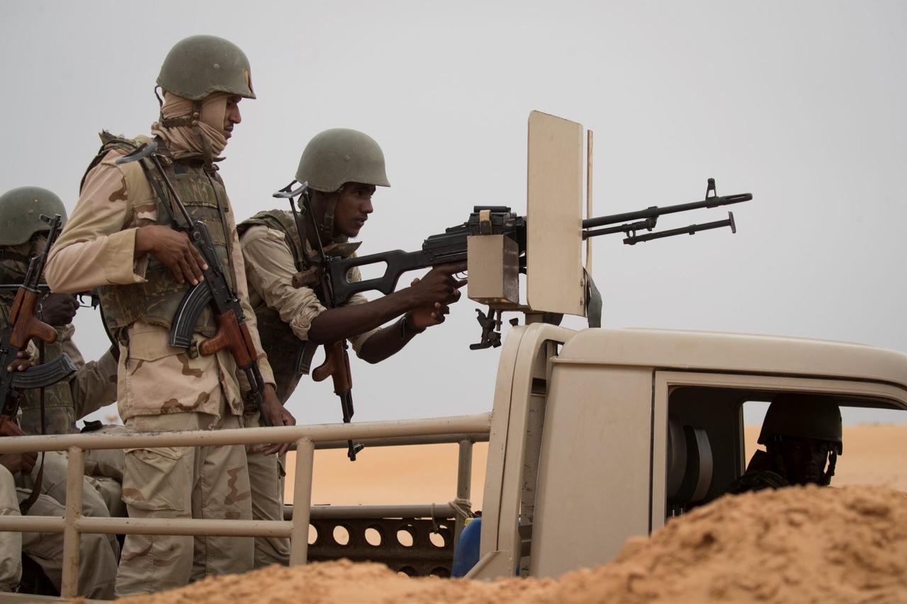 A Mauritanian soldier stands guard at a G5 Sahel task force command post on November 22, 2018, in southeastern Mauritania near the border with Mali. (AFP Photo)
