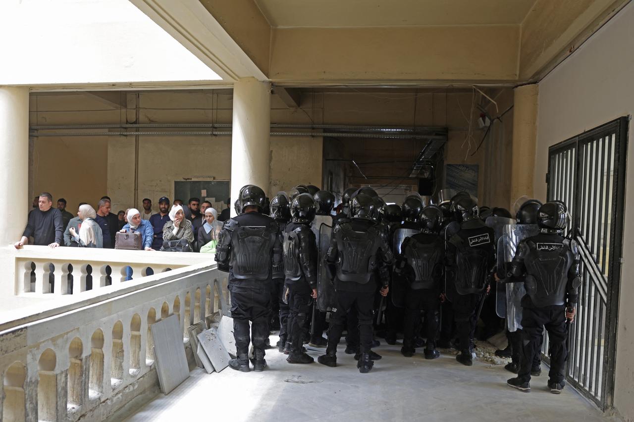 Security personnel stand guard inside the Palace of Justice ahead of the first trial session, in Damascus, Syria on April 26, 2026. (AFP Photo)