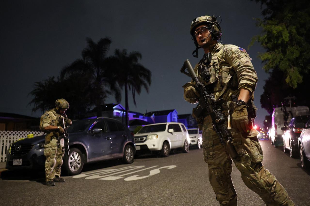 An FBI tactical team prepares to enter a house associated with the suspected White House Correspondents’ Dinner shooter in Torrance, California, April 25, 2026. (AFP Photo)