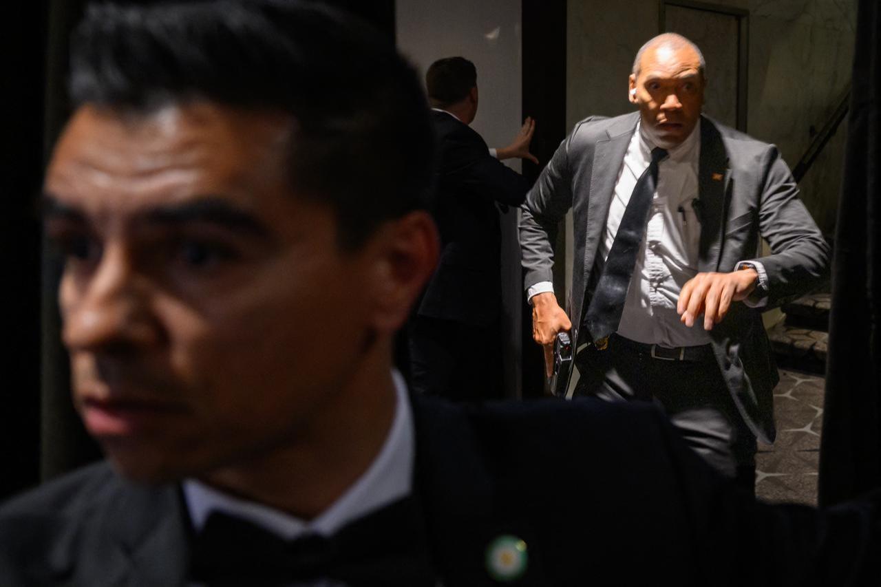 Agents draw their guns after loud bangs were heard during the White House Correspondents' dinner at the Washington Hilton in Washington, DC, on April 25, 2026. (AFP Photo)