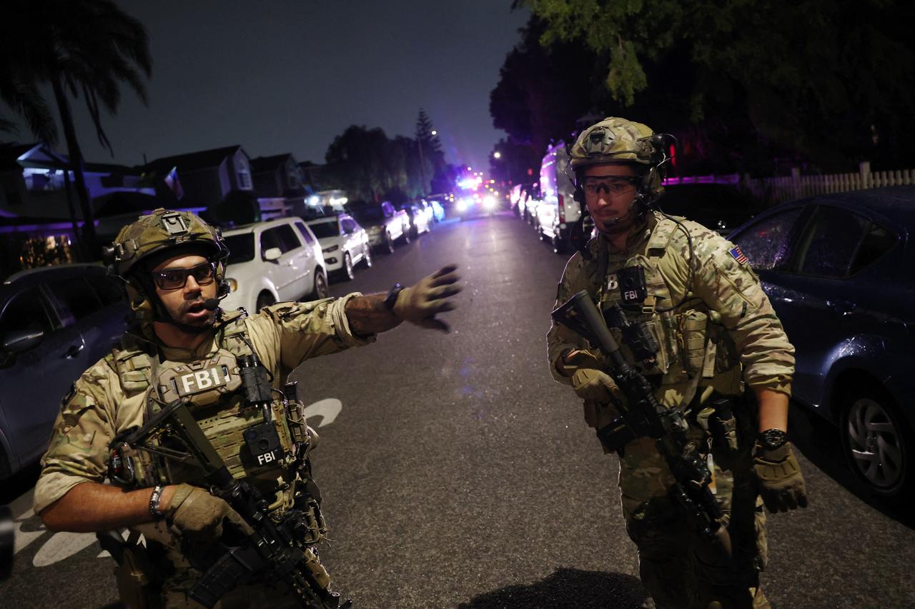FBI tactical agents clear a path as they prepare to depart the investigation scene near a house associated with the suspected White House Correspondents’ Dinner shooter in Torrance, California, April 26, 2026. (AFP Photo)