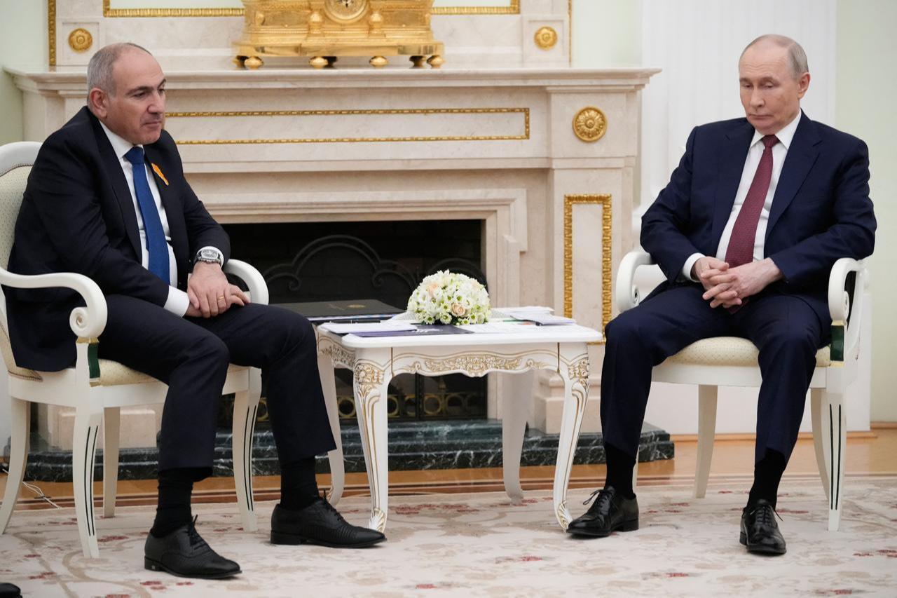Russian President Vladimir Putin (R) speaks with Armenian Prime Minister Nikol Pashinyan during their meeting at the Kremlin in Moscow, on April 1, 2026. (AFP Photo)