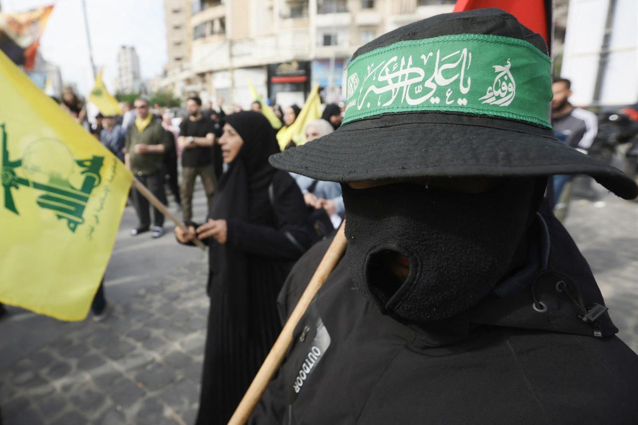A masked Hezbollah party supporter joins others during a solidarity rally against the United States and Israel, in Beirut’s southern suburbs, Lebanon, April 25, 2026. (AFP Photo)