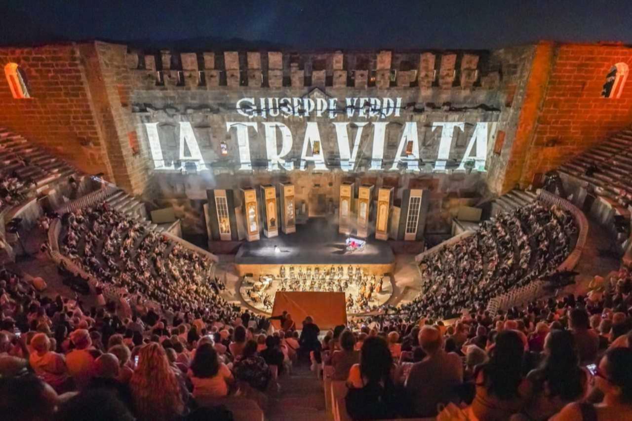 Izmir hosts week of opera, ballet, theater and music