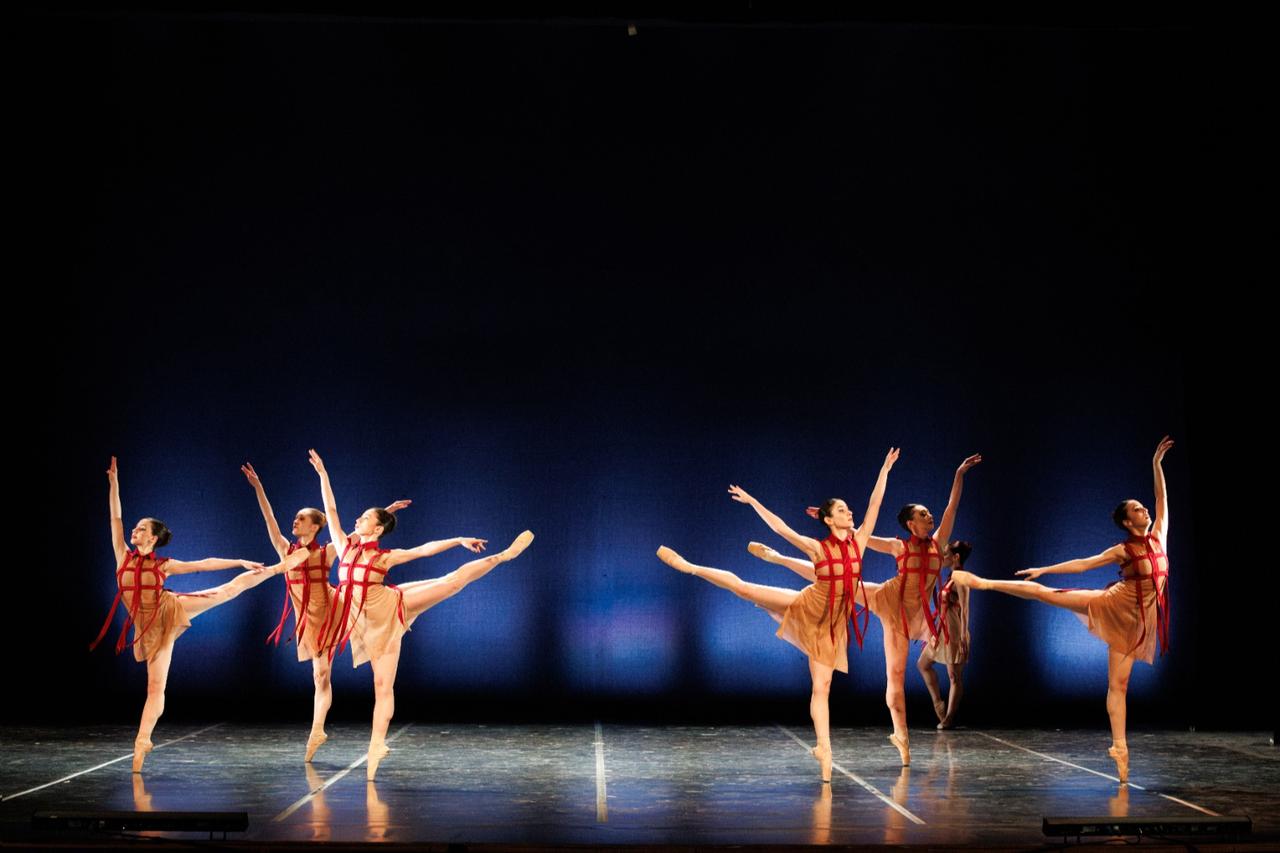 Dancers perform during the world premiere of *Momentum* by the Istanbul State Opera and Ballet in Istanbul, Türkiye, April 18, 2026. (AA Photo)