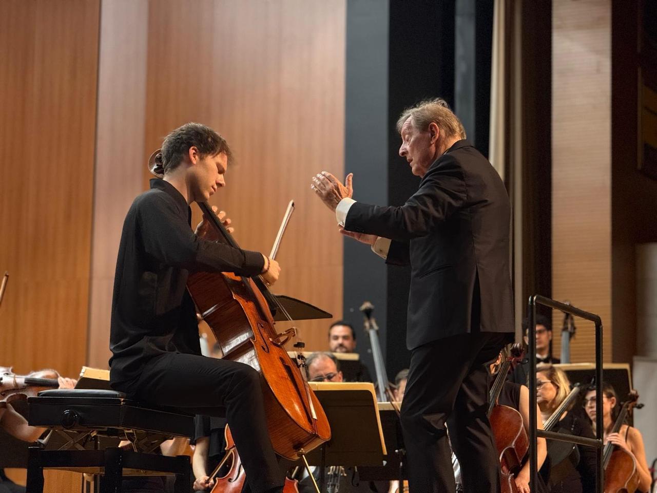 Cellist Lionel Martin performs with the Bursa Regional State Symphony Orchestra during a memorial concert for Prof. Dr. Ayhan Kizil in Bursa, Türkiye, April 16, 2026. (AA Photo)