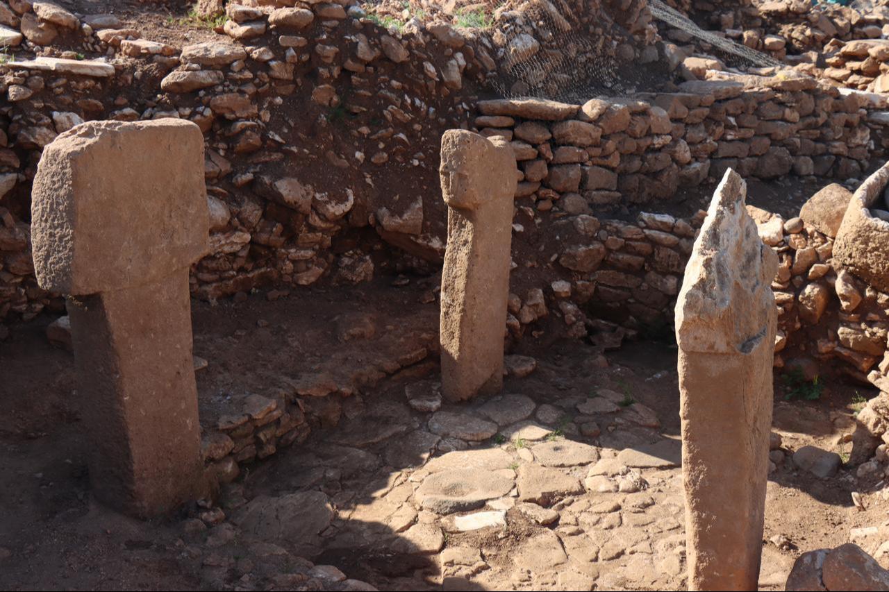 T-shaped stone pillars stand at the Karahantepe archaeological site in Sanliurfa, Türkiye, April 27, 2026. (AA Photo)