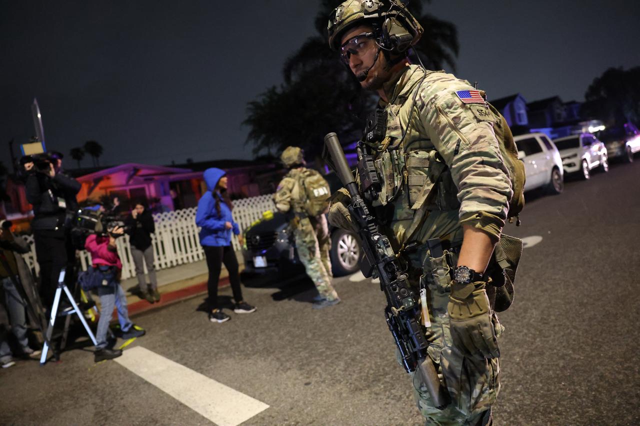 FBI tactical agents clear a path as they prepare to depart the investigation scene near a house associated with the suspected White House Correspondents’ Dinner shooter in Torrance, California, US, early on April 26, 2026. (AFP Photo)