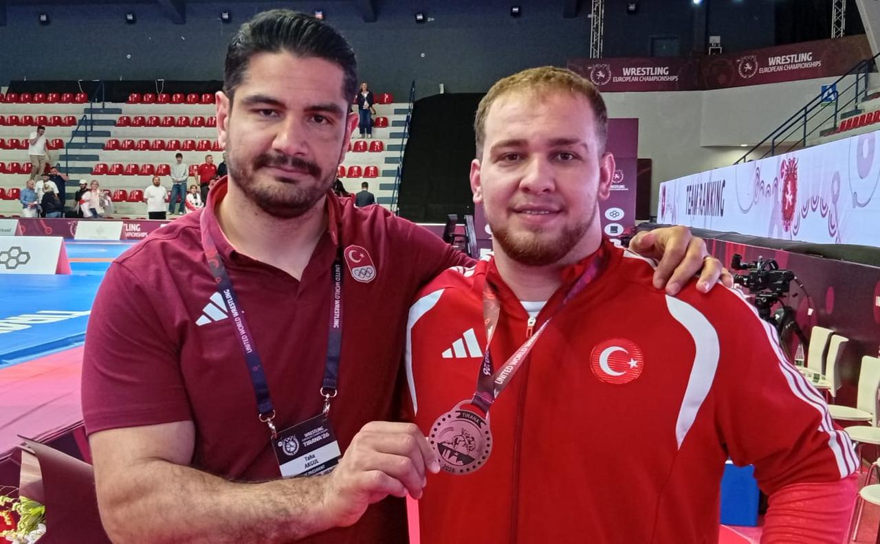 Turkish wrestler Hakan Buyukcingil, right, poses with Türkiye Wrestling Federation President Taha Akgul after winning bronze medal at the 2026 European Wrestling Championships in Albania, April 2026. (AA Photo)