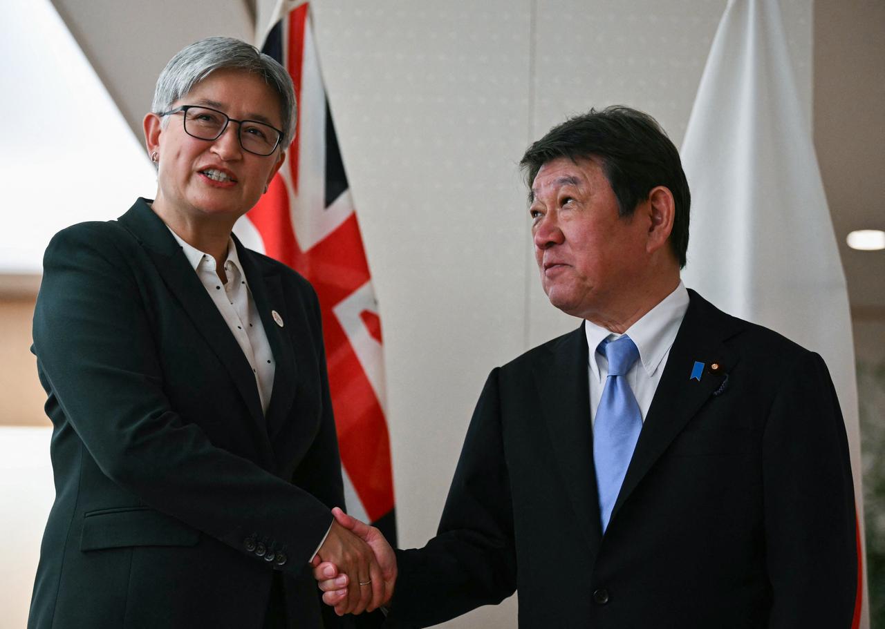 Japanese Foreign Minister Toshimitsu Motegi (R) greets Australian Foreign Minister Penny Wong at the Foreign Ministry in Tokyo, Japan on April 28, 2026. (AFP Photo)