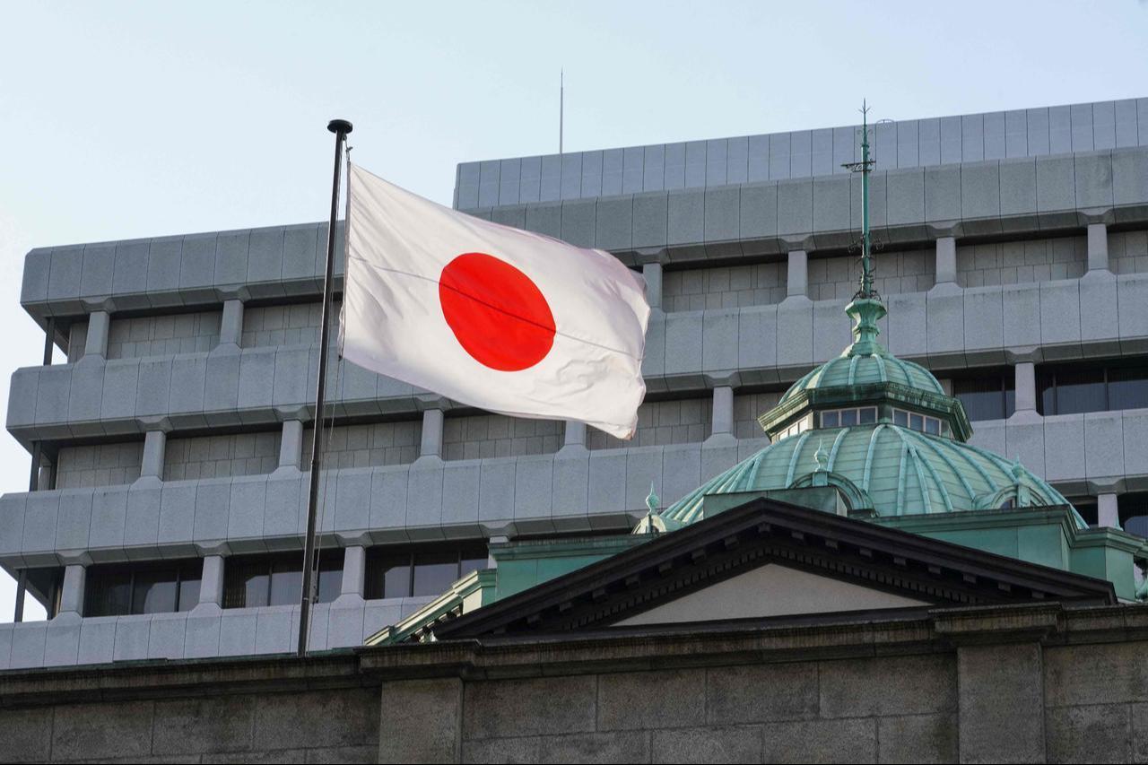 The Japanese national flag is seen at the Bank of Japan (BOJ) headquarters in Tokyo, April 28, 2023. (AFP Photo)