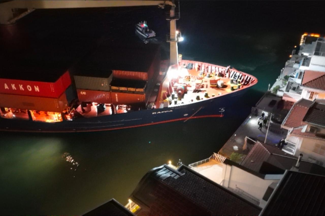 Cargo ship runs aground just meters from Bosphorus mansions in Istanbul