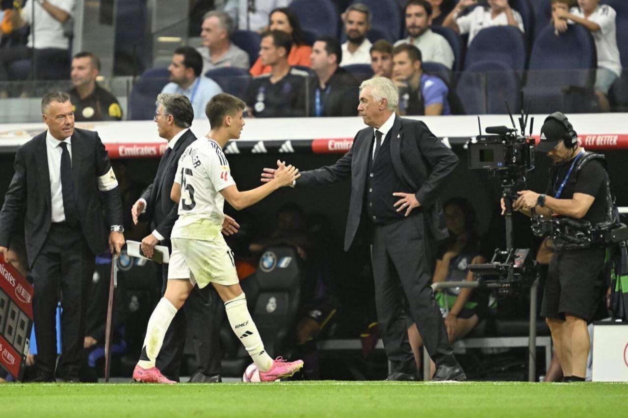 Real Madrid head coach Carlo Ancelotti (R) shake hands with his player Arda Guler (L) during the La Liga week 2 football match between Real Madrid and Real Valladolid at the Santiago Bernabeu stadium in Madrid, Spain, on August 25, 2024. (AA Photo)