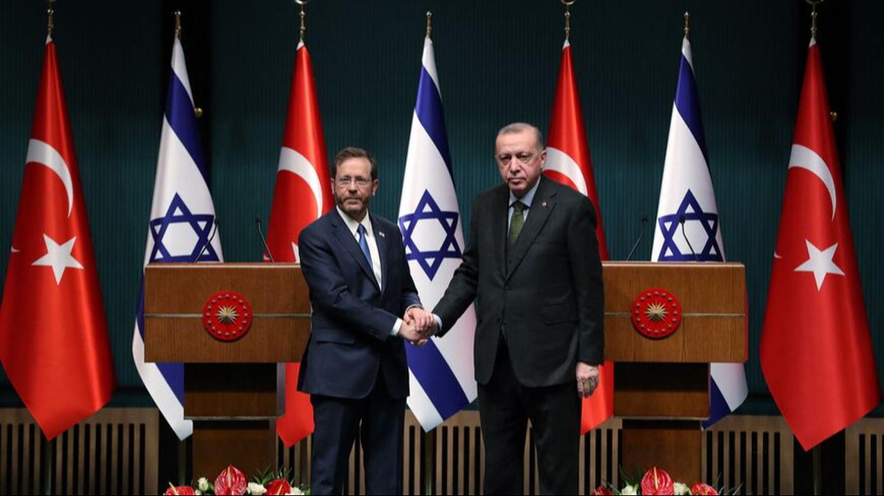 Turkish President Recep Tayyip Erdogan and his Israeli counterpart shake hands during a press conference in Ankara, Türkiye, March 9, 2022. (AFP Photo)
