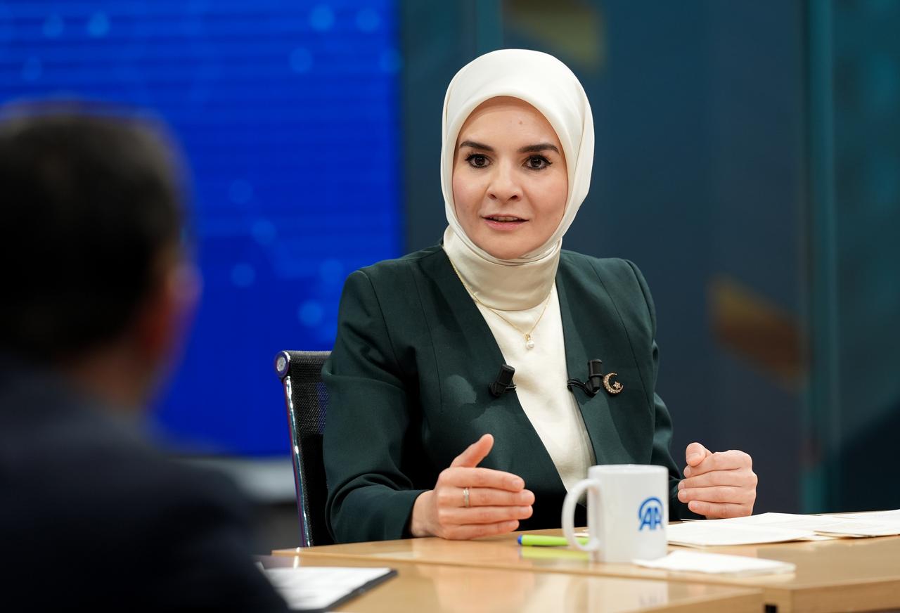Aile ve Sosyal Hizmetler Bakanı Mahinur Özdemir Göktaş, Anadolu Ajansı Editör Masası programında konuşuyor, Ankara, April 28, 2026. (AA Photo)