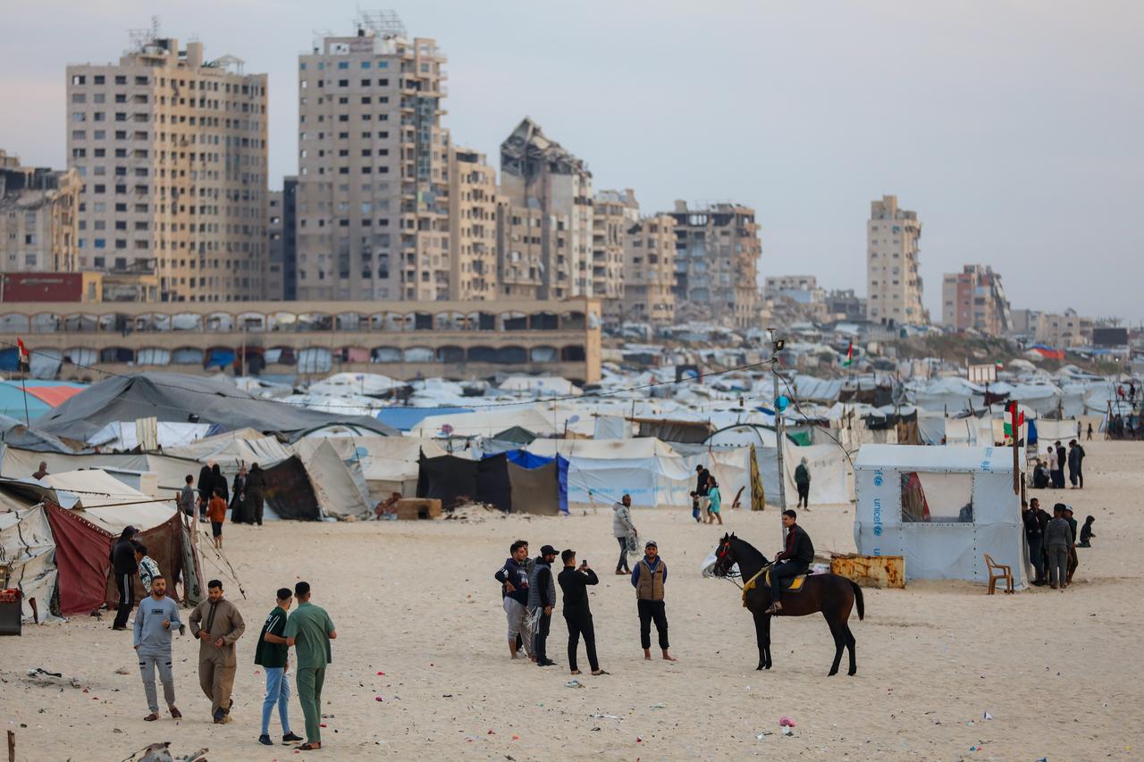 Palestinians, who are struggling to survive under difficult conditions due to Israel’s ongoing attacks, flock to the Gaza coastline in Gaza City, Gaza, Palestine, April 24, 2026. (AA Photo)