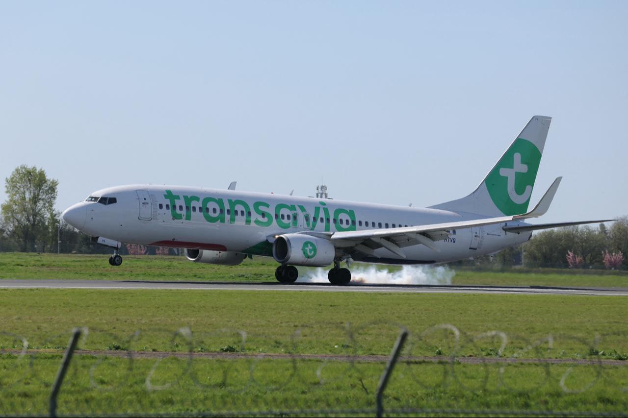 This photograph shows a Transavia Boeing 737-800 aircraft landing at Orly Airport, south of Paris, France, April 6, 2026. (AFP Photo)
