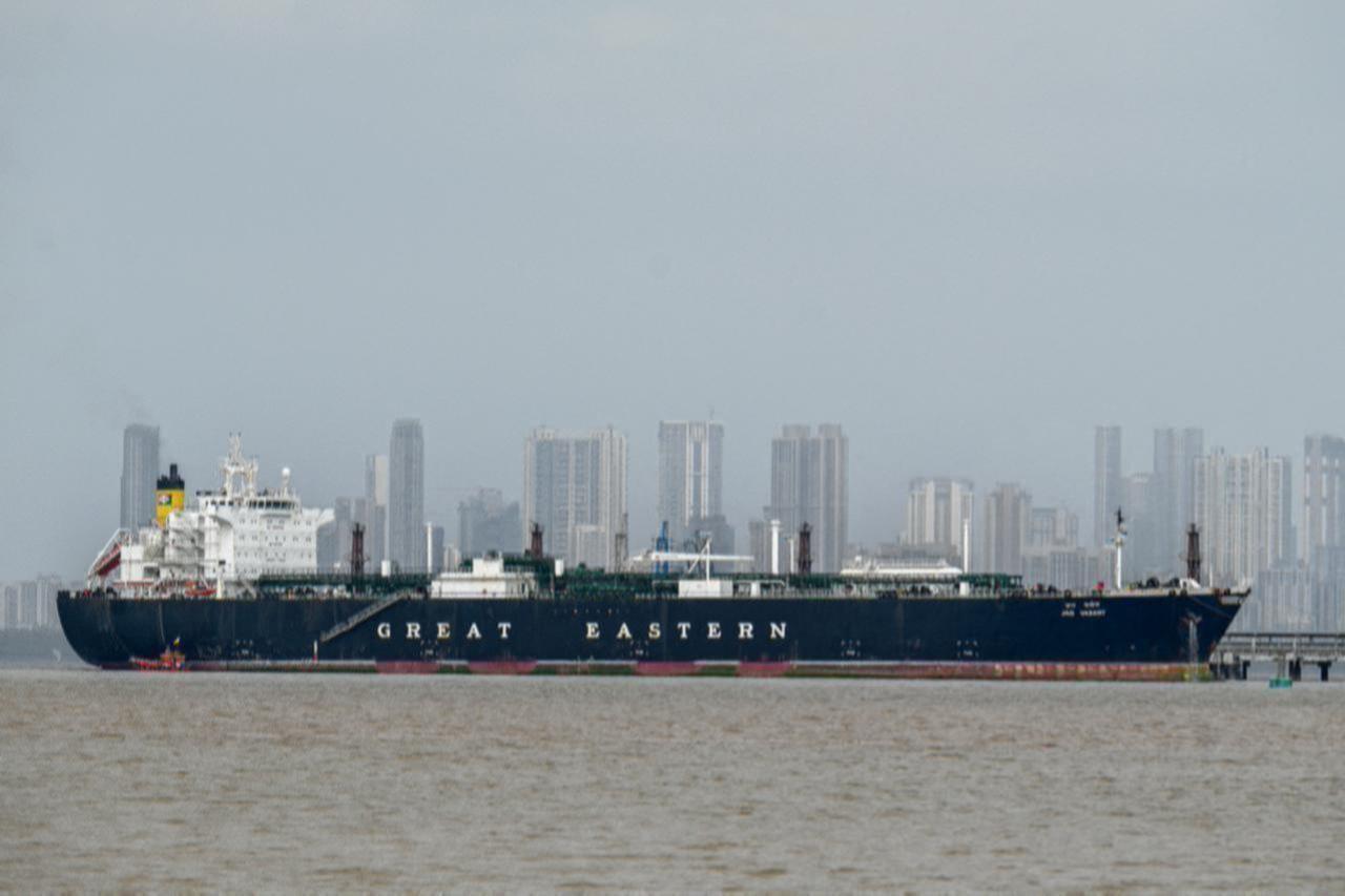 Jag Vasant, an Indian-flagged tanker carrying liquefied petroleum gas (LPG) that transited through the Strait of Hormuz amid the Middle East war, remains docked at an offloading terminal along the coast in Mumbai, April 1, 2026. (AFP Photo)