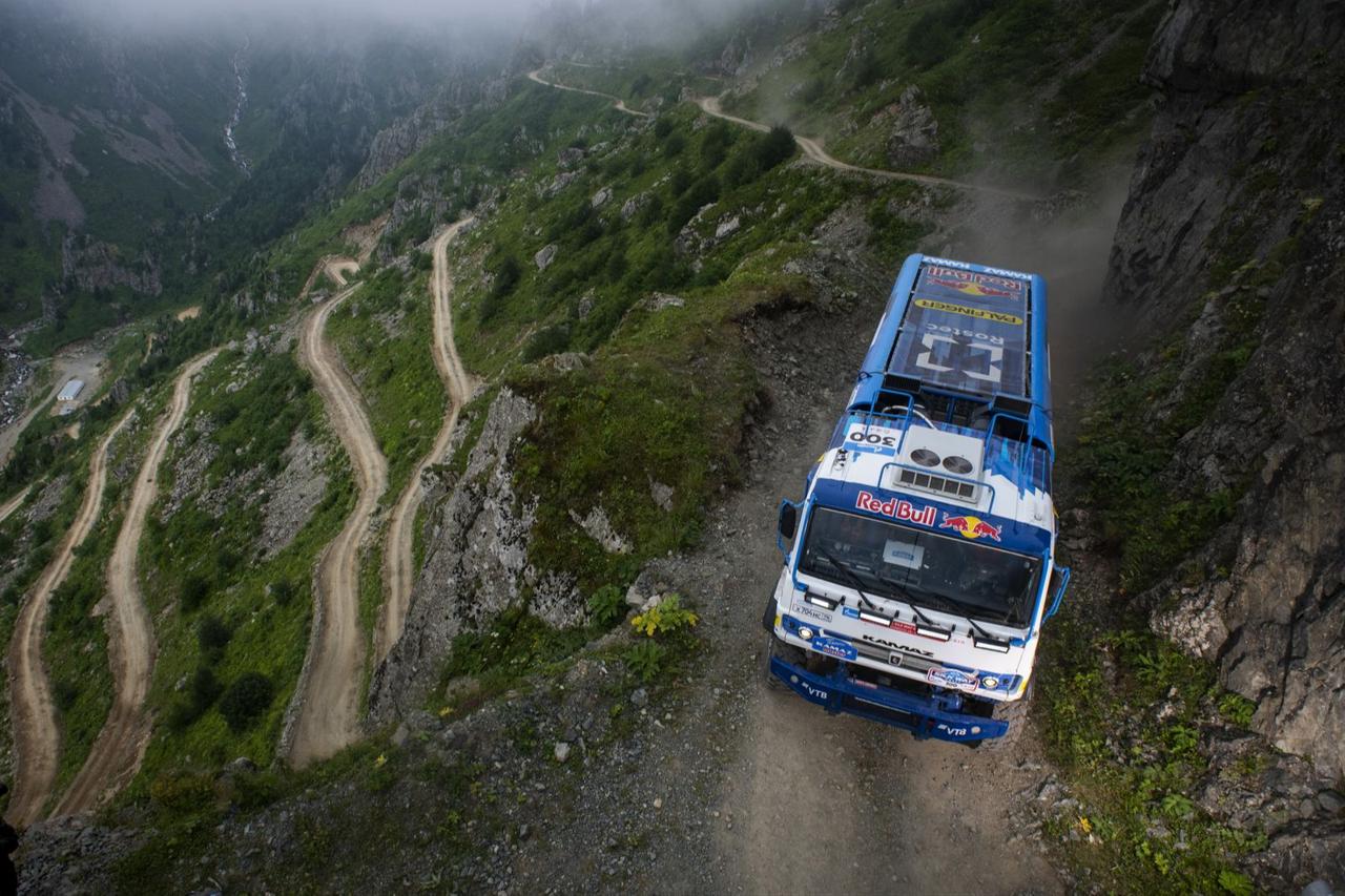 A truck navigates a narrow cliffside stretch of the D-915 road near Soganli Pass in Türkiye, where limited space and low visibility increase driving risks. (Photo via Explore Trabzon)